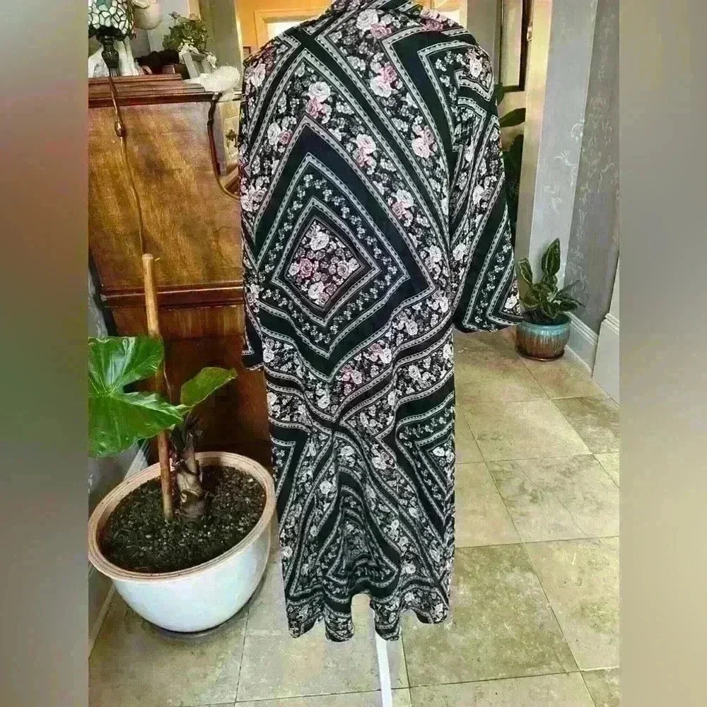 Torrid ladies maxi wrap size 1/2. Excellent condition. Floral black pattern maxi